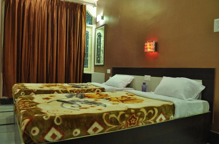 Hotel Kiran Palace พาราณสี ภายนอก รูปภาพ